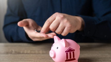 Taxa pe stâlp rămâne impozitul minim pe cifra de afaceri scade. Ce schimbări fiscale vor fi în 2026
