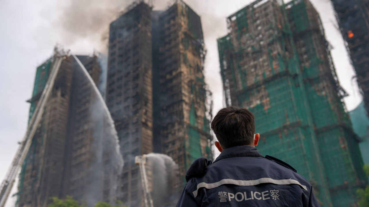 Incendiul din Hong Kong cel mai grav din ultimele decenii. Autoritățile rețin civili după ce au cerut răspundere pentru tragedie