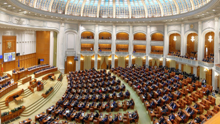 Legea pentru combaterea extremismului trece de Senat după respingerea obiecțiilor lui Nicușor Dan