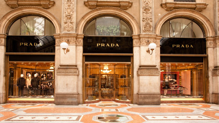 Versace intră în familia Prada. Donatella mesaj emoționant pentru Gianni