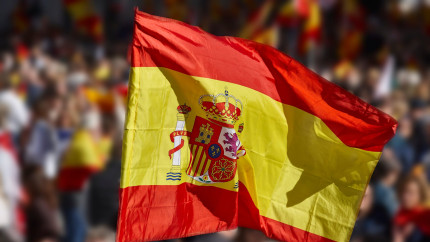 Presiune în creștere pe Pedro Sánchez. Zeci de mii de oameni au ieșit în stradă în Madrid și cer demisia premierului