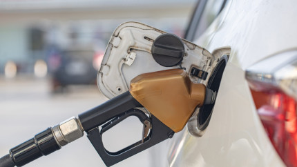 Scumpiri la pompă chiar din noaptea de Revelion. Cât vor plăti românii pentru benzină și motorină