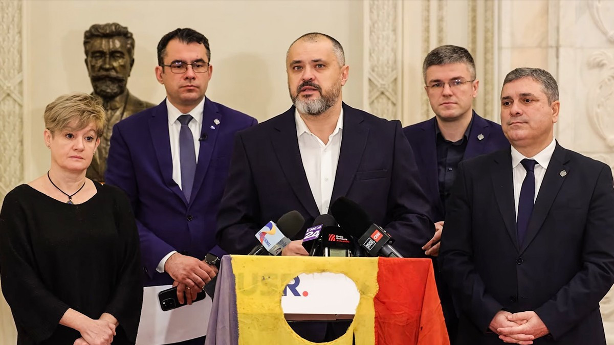 USR propune lege împotriva simbolurilor și propagandei comuniste Capul său a fost pe bună dreptate împușcat dar ne-am ales cu o armată de ceaușei care tânjesc să fie ca el