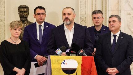 USR propune lege împotriva simbolurilor și propagandei comuniste Capul său a fost pe bună dreptate împușcat dar ne-am ales cu o armată de ceaușei care tânjesc să fie ca el