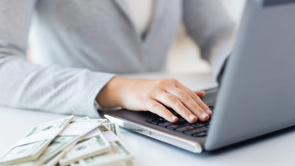 Angajații ANRE cu salarii de mii de euro atacă în instanță reducerea de venituri și a posturilor