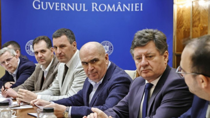 Guvernul discută joi proiectul care interzice cumulul pensiei cu salariul la stat. Cine sunt specialii care scapă