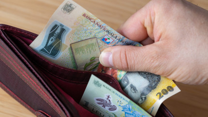 Salariul minim brut va crește de la 1 iulie. Câți bani vor primi angajații în mână