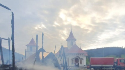 Incendiu devastator la mănăstire Măicuțele au fost...