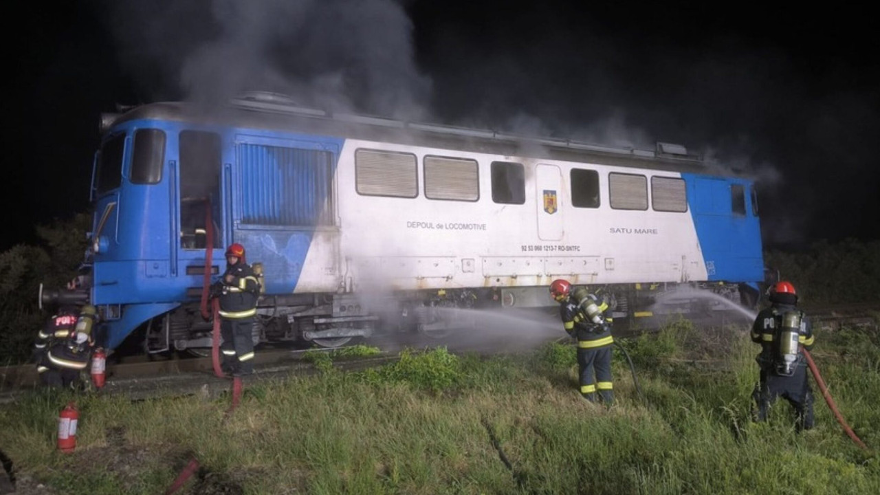 Un tren plin de călători a luat foc Cele două vagoane cu oameni au...