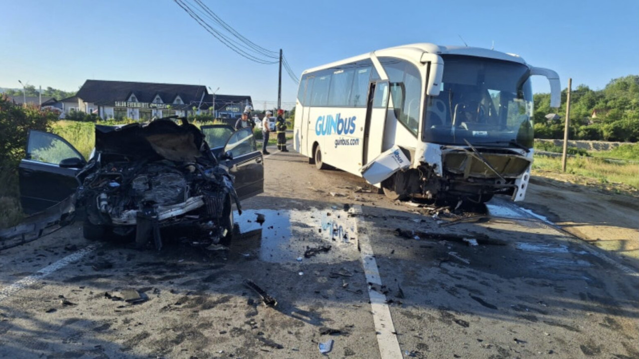 Accident de groază Din păcate doi oameni au...