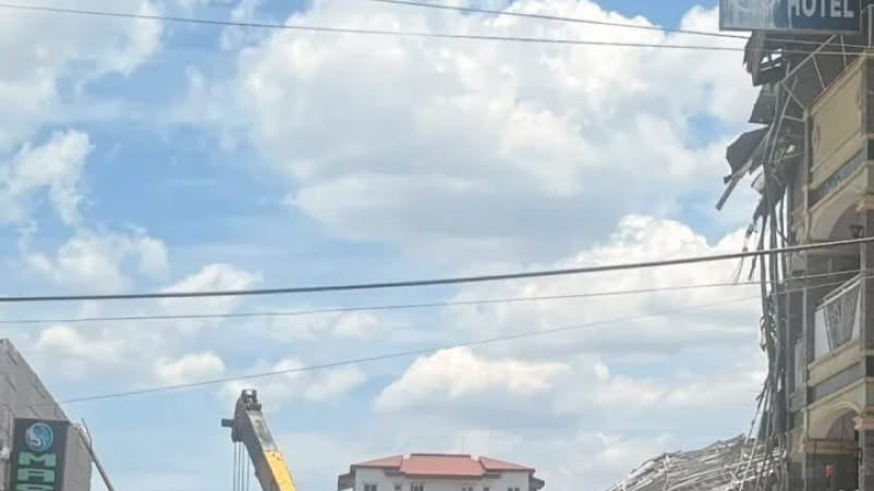O clădire s-a prăbușit 19 persoane au...