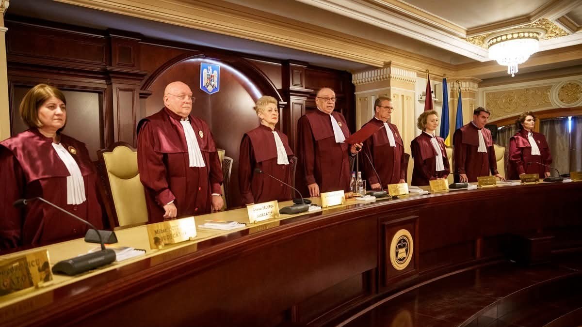 Decizia CCR. Este vorba despre guvern și Ilie Bolojan