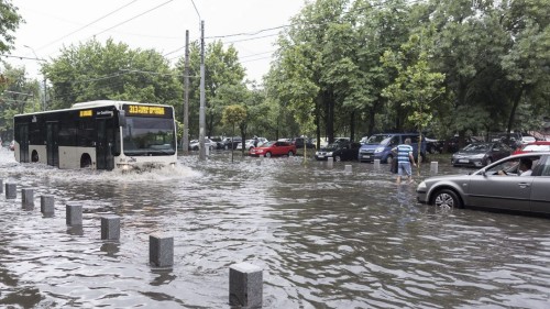 Noi furtuni în România. Cod portocaliu și cod galben emis de ANM