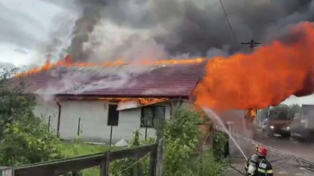Incendiu devastator Din păcate oamenii au...