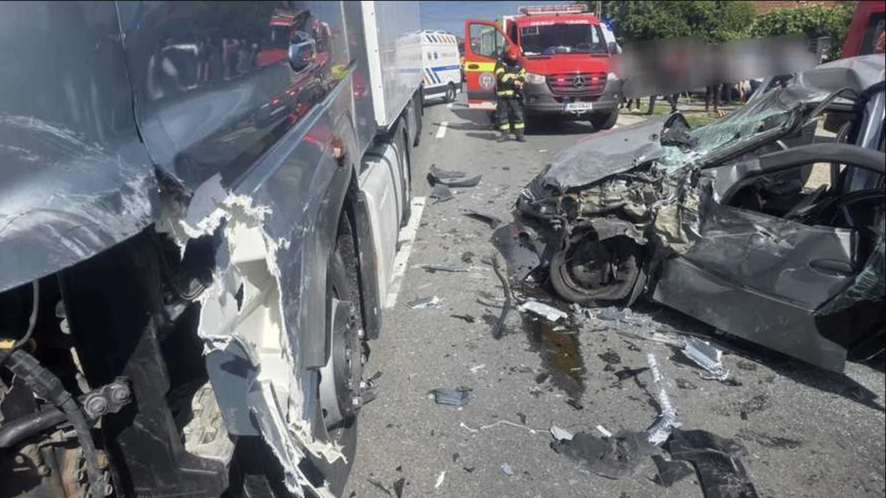 Accident de groază Trei persoane și un copil au...