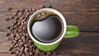 Cum să cureți eficient petele de cafea de pe haine. Soluția minune care salvează orice haină și o face ca nouă