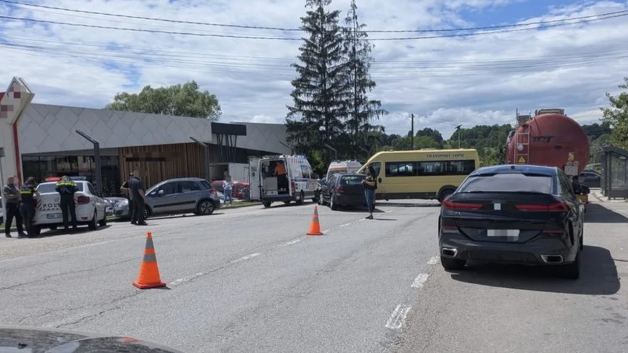 Microbuz plin de elevi accident CUMPLIT 3 copii au...
