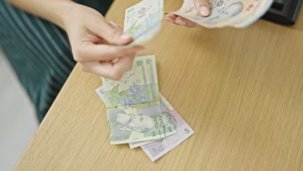 Cine sunt românii care pot primi bani în plus pe lângă ajutorul de șomaj