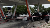 Doua mașini s-au izbit într-o benzinărie