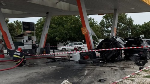 Doua mașini s-au izbit într-o benzinărie