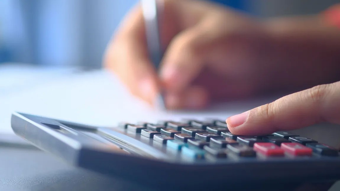 Salariul minim urcă la 4.325 de lei brut de miercuri 1 iulie. Printre consecințe  crește valoarea punctului de amendă se scumpește asigurarea la pensie opțională