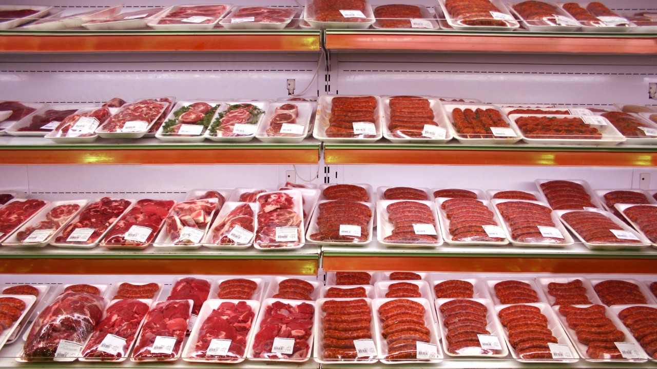 Cele cinci produse din carne pe care nu ar trebui să le cumperi niciodată din supermarket. Măcelarii spun ce se pune în ele