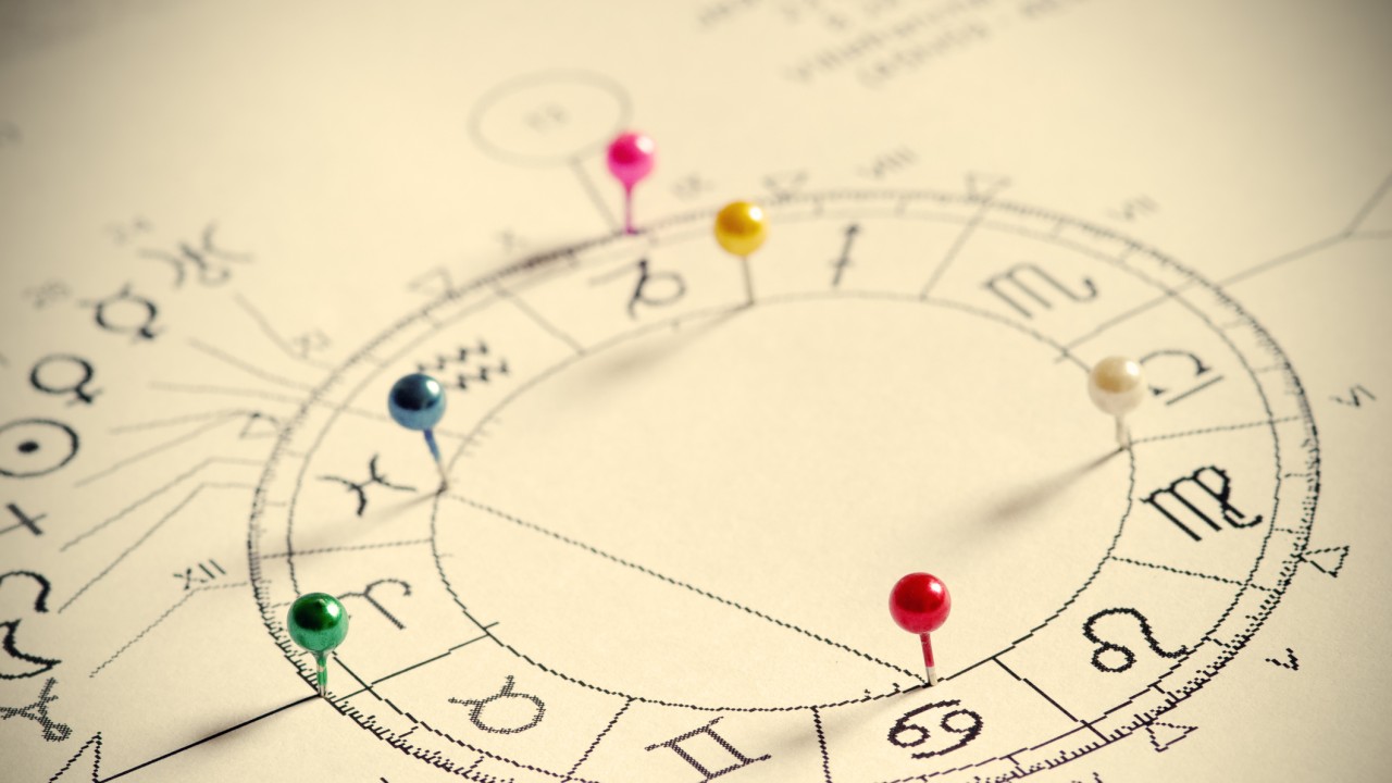 Horoscop de weekend. De sâmbătă 3 zodii primesc o mare șansă toate problemele dispar