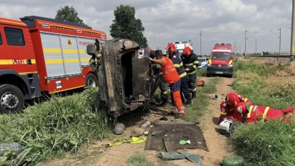 O mașină a fost lovită de tren cel puțin 2 morți și 2 răniți