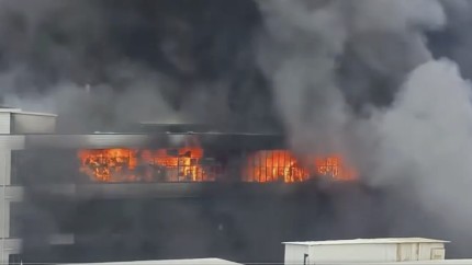 Arde fabrica. Cel puțin 28 de persoane au murit