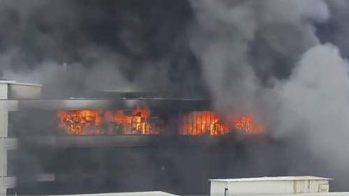 Arde fabrica. Cel puțin 28 de persoane au murit