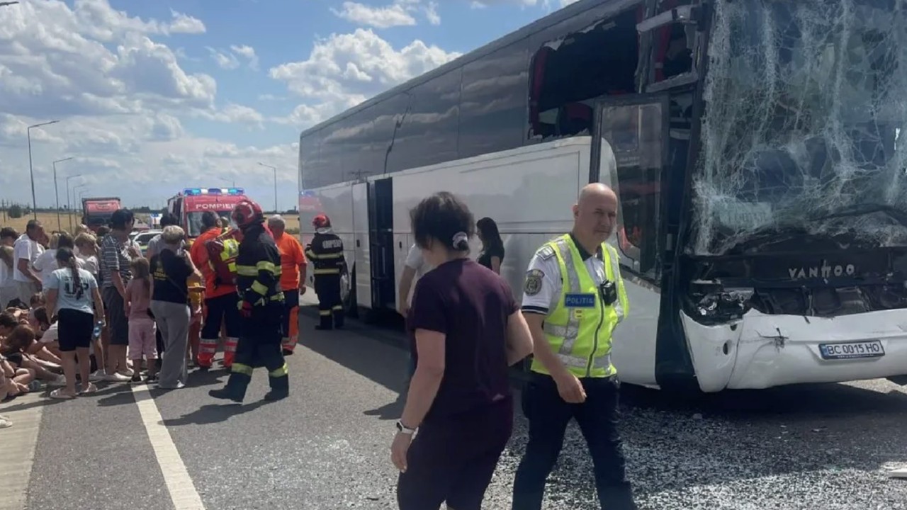Plan roșu de intervenții. Un autorcar plin cu copii s-a lovit de un TIR