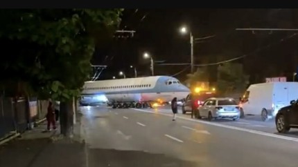 Un avion a aterizat pe o stradă din Cluj-Napoca blocând traficul. Ce s-a întâmplat