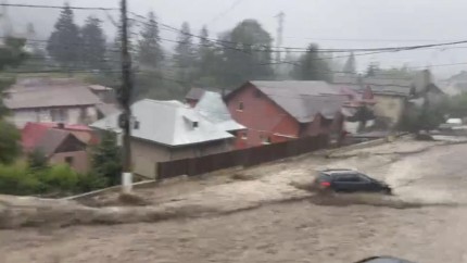 O femeie care mergea pe stradă și o mașină cu 2 bărbați au fost luați de ape