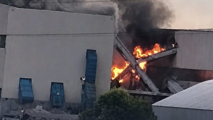 Arde fabrica. S-a activat planul roșu de intervenții