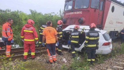 S-a aflat cine sunt cele 2 persoane care și-au pierdut viața după ce mașina lor a fost târâtă de tren 150 de metri