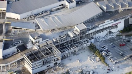 Zeci de persoane captive într-un mall care s-a prăbușit în urma unei explozii