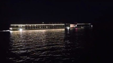 O navă de croazieră cu 238 de oameni la bord a eșuat pe Dunăre. Starea pasagerilor