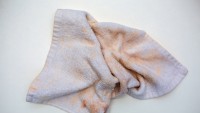 Cum scoți ușor și ieftin petele de grăsime de pe prosoapele de bucătărie. O spălătoreasă cu 25 ani experiență dezvăluie marele secret