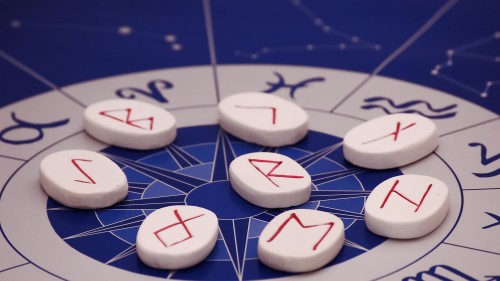 Horoscopul runelor 17 august 2026 Zodiile binecuvântate cu protecție divină și belșug