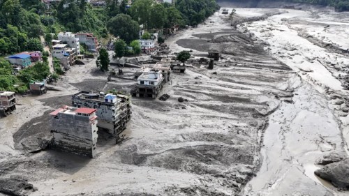Alertă totală în Nepal. Un lac se revarsă