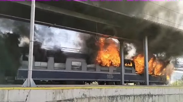 Incendiu la un tren CFR Călători în stația Ilteu Un vagon a fost cuprins de flăcări De la ce a pornit totul
