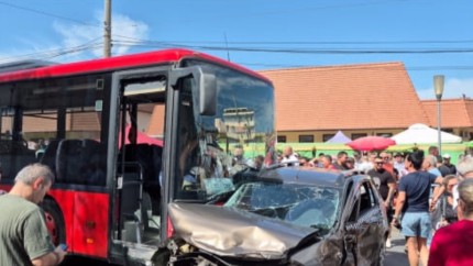 Un autobuz plin cu pasageri a lovit 12 mașini. Sunt multe victime