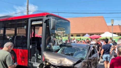 Un autobuz plin cu pasageri a lovit 12 mașini. Sunt multe victime