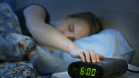 Ce se întâmplă de fapt cu oamenii care se trezesc înainte de alarmă. Ce le transmite corpul