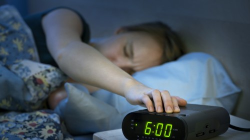 Ce se întâmplă de fapt cu oamenii care se trezesc înainte de alarmă. Ce le transmite corpul