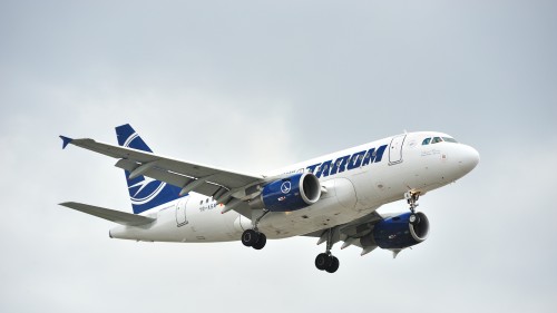 Motorul unui avion TAROM cu 170 de pasageri a cedat în zbor