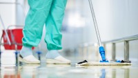 Ce să pui în apa de mop pentru o podea mai curată. Secretul dezvăluit de cele mai cea mai de succes menajeră