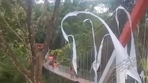 Un pod cu peste 50 de persoane pe el s-a prăbușit chiar la inaugurare