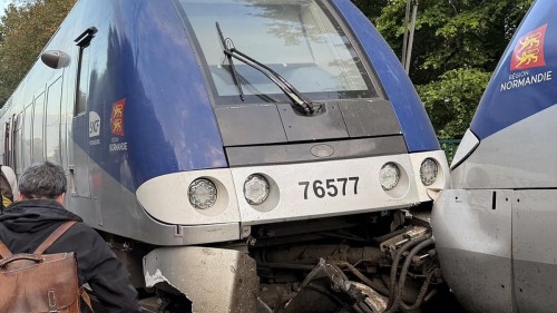 Un tren de pasageri a deraiat. Sunt cel puțin 44 de răniți