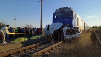 Un microbuz a fost lovit de tren